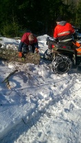 Mökkitalkkari Jari apurinsa Antin kanssa puunkaatotalkoissa Kivenkolossa 11.3.2017
